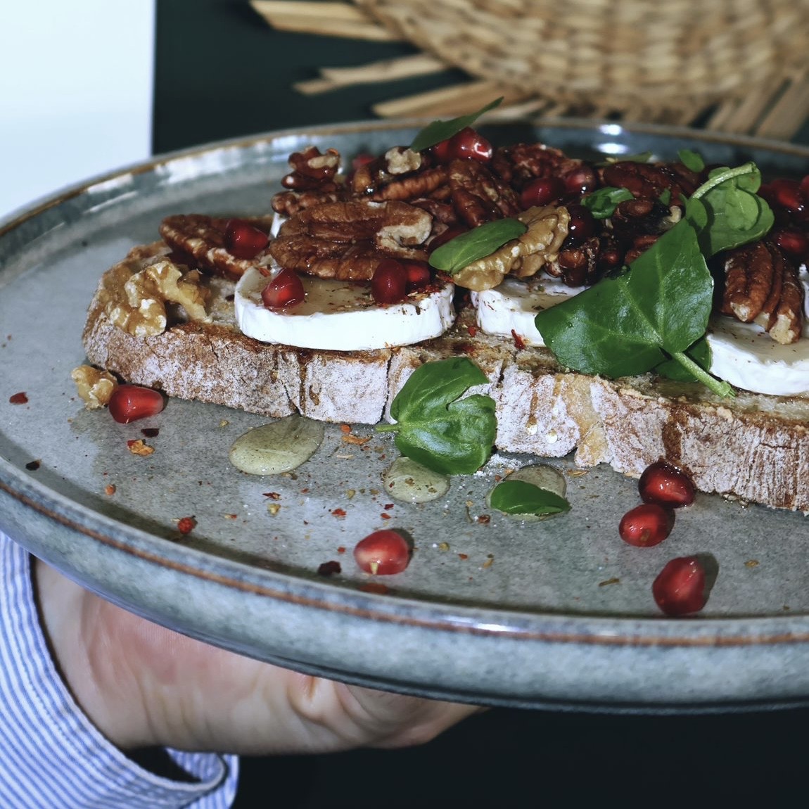 Mafra bread, goat cheese, pecan nuts, honey, raspberry, spices